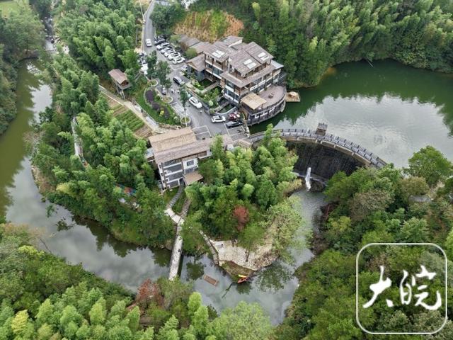 组图丨天柱大峡谷景区云雾缭绕 瀑布腾空飞落
