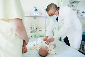 全球发生概率50万分之一！ 新生宝宝睾丸内竟还有个“孩子”图片