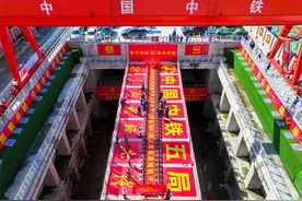 合肥新桥机场S1线开始铺轨，新能源轨道车投入使用图片