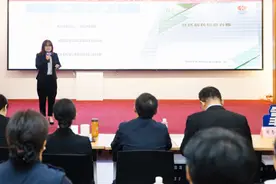 92岁张奶奶三子女均定居国外，社工为她提供了人生最后一次理发图片