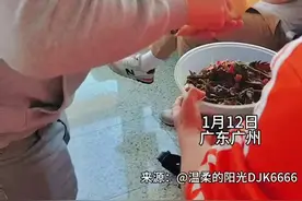 山东大哥在机场遇外国友人：“尝一下我们山东大煎饼”，网友：见识到山东人的热情了。图片