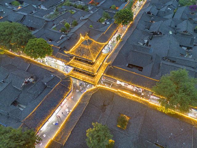十字路口的古镇｜专访中规院副总规划师张广汉：避免“复制粘贴”，古镇开发要因地制宜挖特色