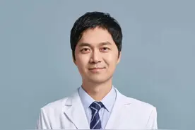 “80后”广东医生吴德熙践行援外医者大爱，登上“时代楷模”颁奖台，多米尼克半数国民认识他图片