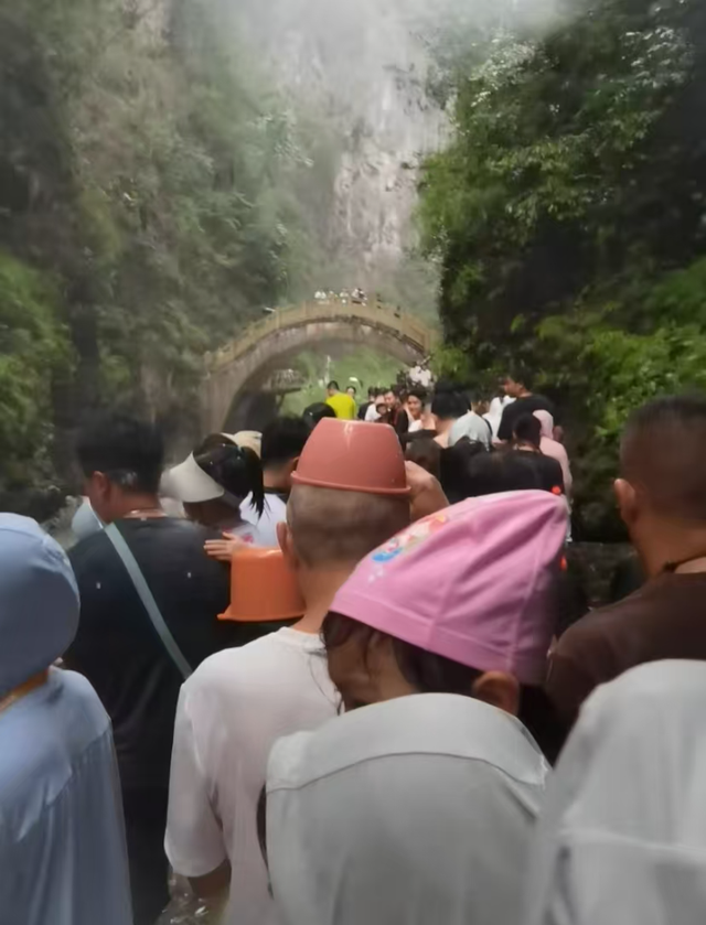 贵州水银河漂流遇暴雨游客步行出谷？景区回应：安保护送撤离，将全额退票