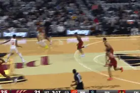 健步如飞！米切尔右路欧洲步接连过掉两人 大跨步上篮打三分图片