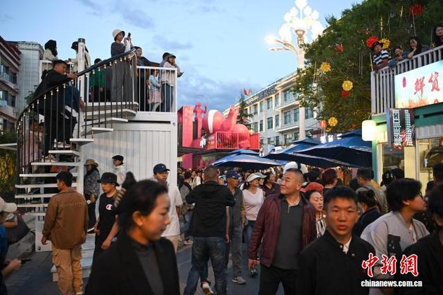 “拉萨不夜城”人气火爆 成旅游新热点