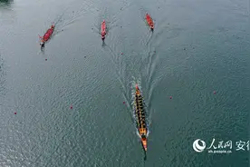 桃花潭龙舟赛擂鼓开桨图片