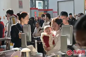 大年初二，福州火车站拜年访亲客流小高峰图片