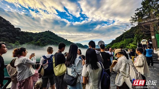 【每日一图@湖南】八月的小东江，晨雾与霞光共舞