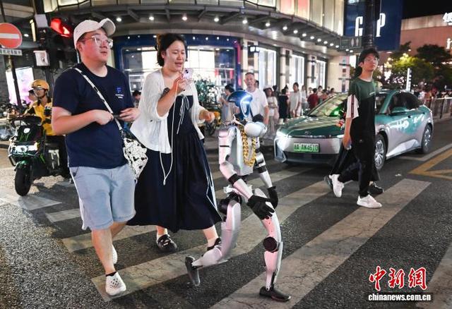 浙江杭州：机器人“逛街”吸引民众
