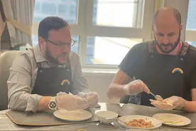 老外咋过端午节？来上海青年家里包馄饨！图片