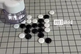 记者挑战AI下棋机器人，竟然赢了？图片