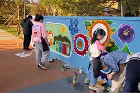 一墙一景，顺义小小志愿者帮社区老墙“大变身”图片