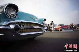 天津：复古老爷车展吸引游客穿越时空感受世界汽车发展史图片