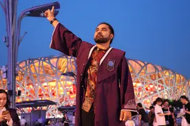 国潮风毕业季：学位服穿出个性风采图片