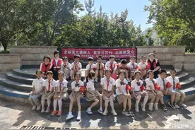 济南高新区第一实验学校举行“筑梦社区行 志愿献爱心”二年级进社区实践活动图片