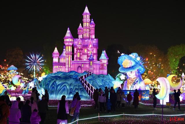 近10万平方米光影盛宴启幕！非遗千灯游园会点亮成都冬夜 游园指南→