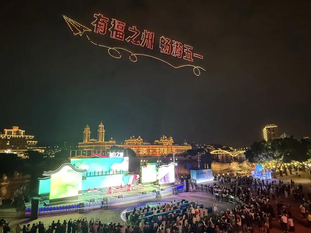 “神秘人物”亮相青年广场！一起开启江畔浪漫之旅！