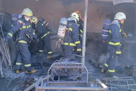 烧烤后没彻底熄灭炭火 北京通州一简易棚被烧毁图片