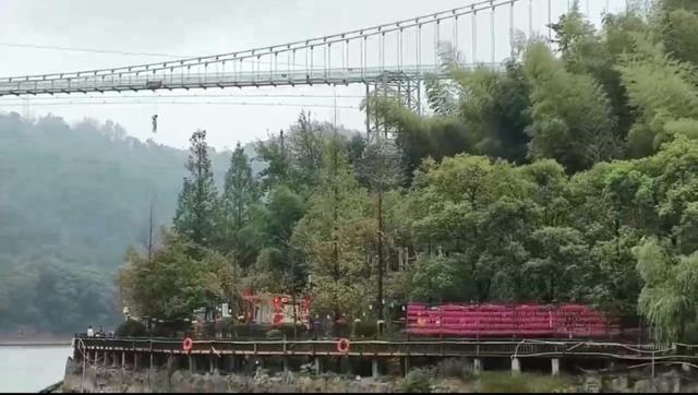 长沙石燕湖景区飞天项目有人悬停半空后被救，景区：已解决