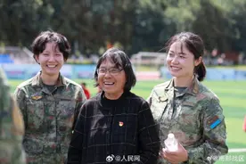 张桂梅带女高学生走进空军部队图片