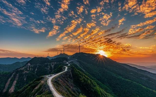 暑期消费乘“热”而上，夏日经济活力澎湃