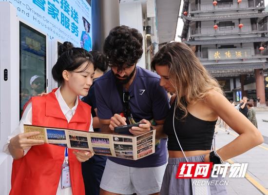 张家界国家森林公园吴家峪门票站：青年志愿者服务入境游（组图）