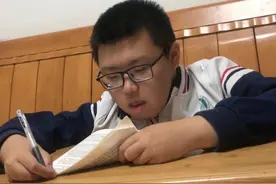轮椅上的淄博少年被山东大学录取图片