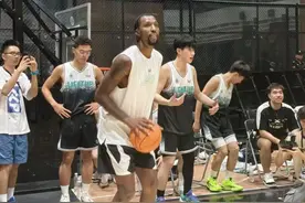 “你好，长沙！” 美职篮球星波普空降长沙，与明德中学球员切磋三分球图片