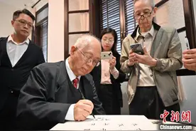 丘成桐回出生地汕头：“妈，我回来了！”图片