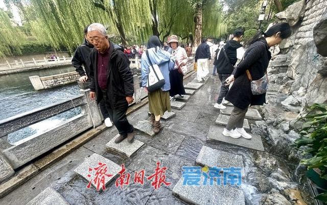 黑虎泉畔留清泉 亲水赏景暖意浓