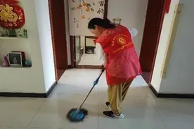 情暖高龄老人，爱心打扫卫生助力“幸福和谐星”图片