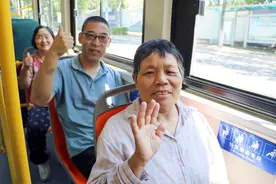 推出“心级”服务！青岛303路公交再出“新招”服务老年乘客图片