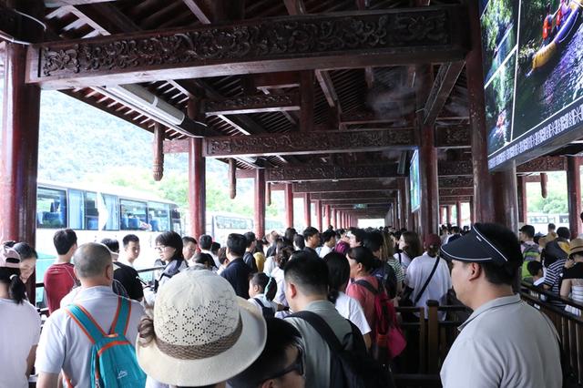 人气火爆，万人涌入！国庆第二天的荔波人潮汹涌，被人海点亮