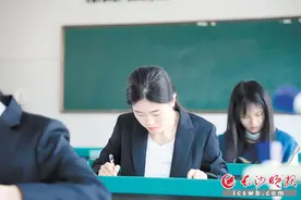 同做一套试卷，老师能否考赢学生？40名青年教师与高三学生同台竞技图片