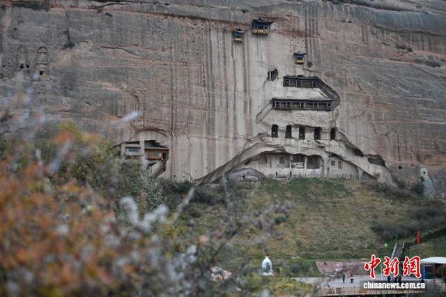 祁连崖壁间秋意尽染“千年古刹”马蹄寺