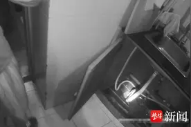 水管年久失修突然漏水 两位老人束手无策报警求助图片