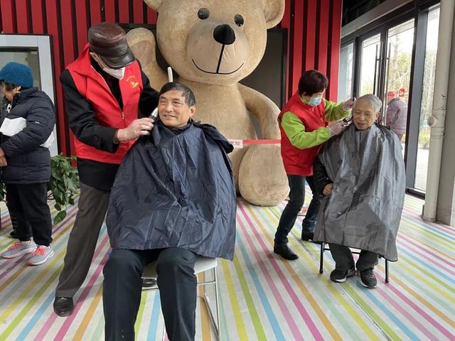 志愿服务进园区，暖心行动助力营商环境优化