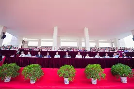 郑州升达经贸管理学院举行2024级新生开学典礼暨军训汇演图片