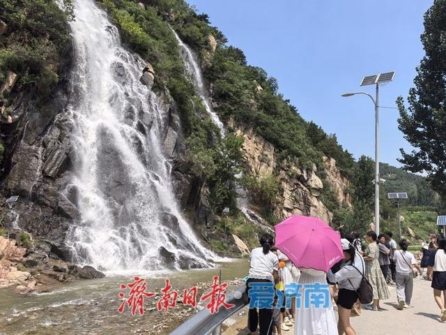 黄巢飞瀑奔涌去 一帘清凉入画来