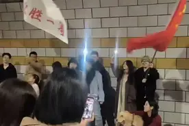 “堵都堵了，那就嗨起来！”图片