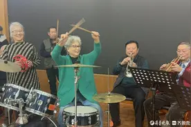90岁奶奶当上架子鼓手，奏出老年生活好声音图片