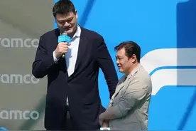 姚明范志毅罕见同框！网友：范大将军也有小鸟依人的一天图片