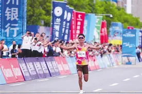 【2024兰州马拉松】兰马男子组中国籍冠军贾俄仁加：天气很给力 观众很热情图片