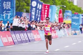 【2024兰州马拉松】兰马男子组中国籍冠军贾俄仁加：天气很给力 观众很热情图片