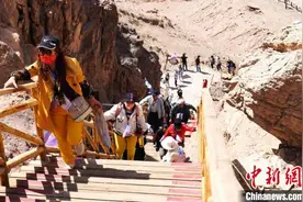 新疆托克逊县盘吉尔怪石林：登高徒步观神奇自然景观图片