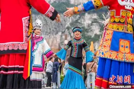 贵州化屋村：“悬崖下的村寨”花式过端午图片