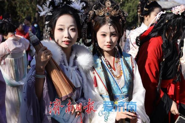 千佛山下国风起 济南第六届汉服嘉年华引热潮