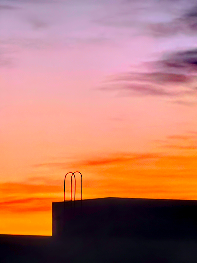 朝色漫染	，天空披彩，北京的晨光太治愈了！