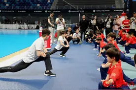 全红婵在西安当起“教练”图片